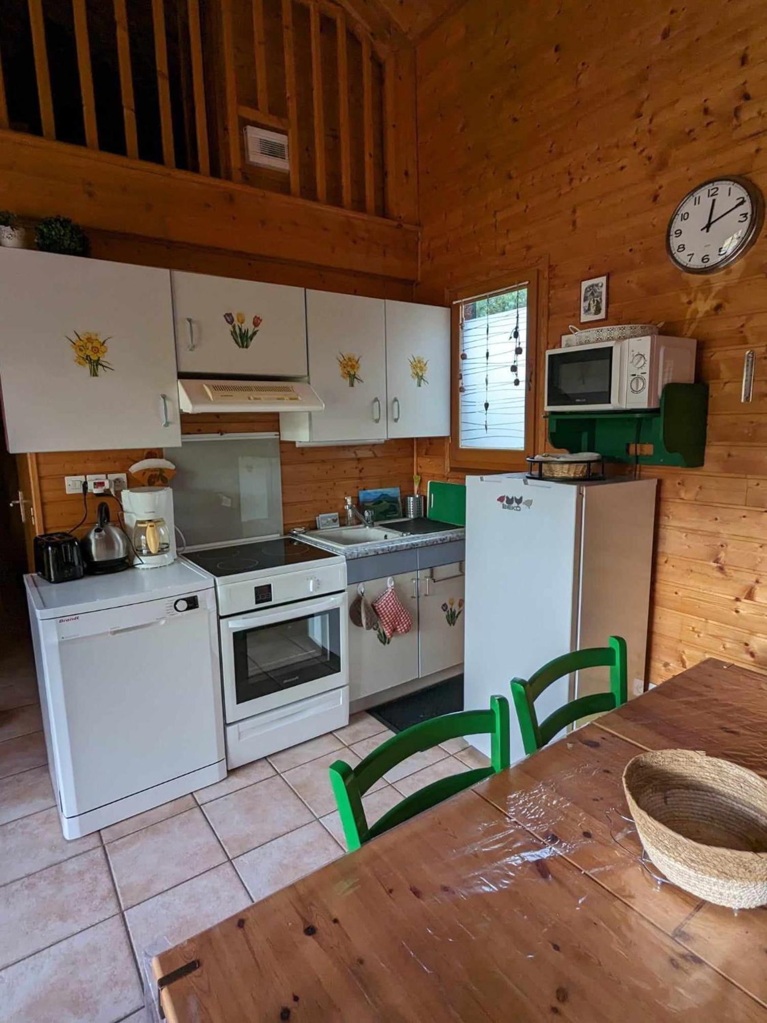 Les Chalets De La Vigne Grande Saint-Floret Buitenkant foto
